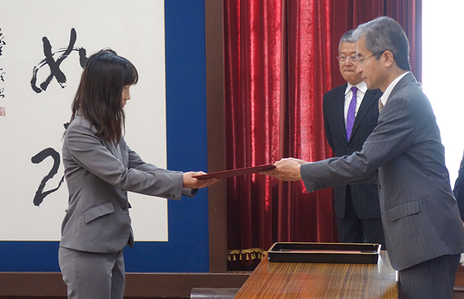 蓼沼学長から学生に奨学生証を授与